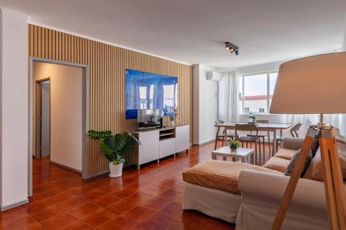 Priolo’s Nest - Sunlit Retreat with Free Parking