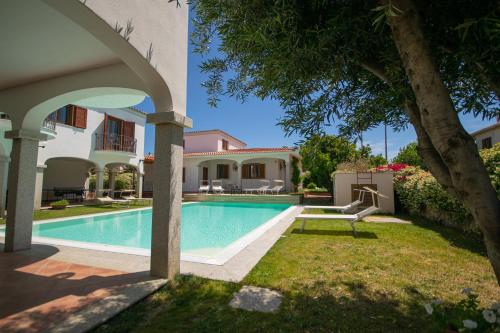 a house with a swimming pool in a yard at Mera House in Posada