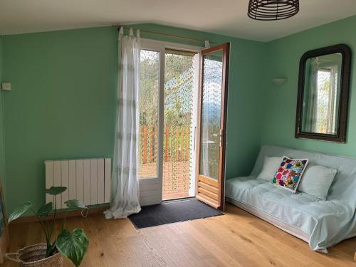 un salon avec un canapé et une porte coulissante en verre dans l'établissement Best View , Great House, à Montmeyran