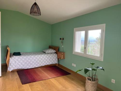 une chambre avec un lit et une fenêtre dans l'établissement Best View , Great House, à Montmeyran