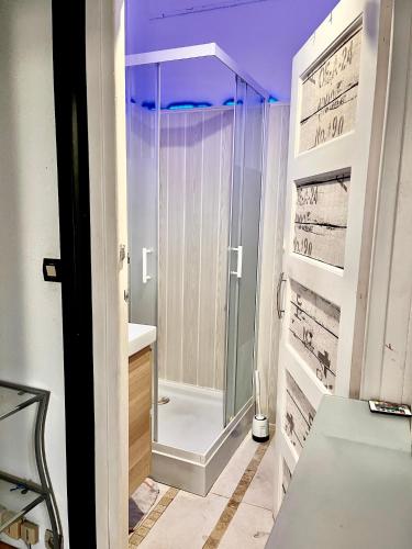 une salle de bain avec douche et lavabo dans l'établissement Toulon T2 4 couchages, à Toulon