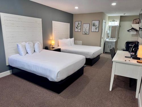 a hotel room with two beds and a desk at Hershey Farm Resort in Ronks