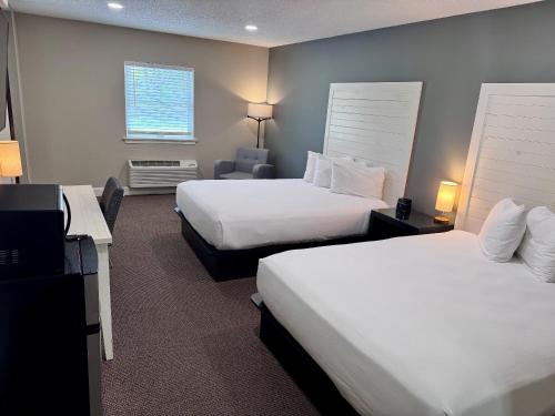 a hotel room with two beds and a desk at Hershey Farm Resort in Ronks