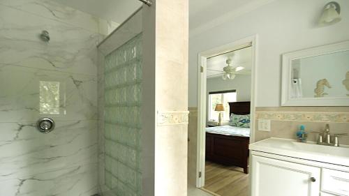 Vannituba majutusasutuses 404 Fourth - 1St Fl - 4Br With A Pool!
