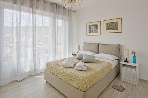 una camera da letto con un letto con due asciugamani sopra di MonnaLisa ad Arma di Taggia