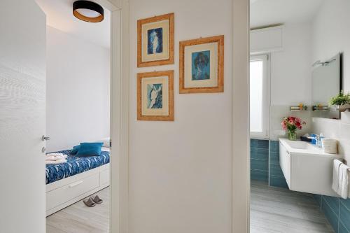 un bagno con un letto, un lavandino e uno specchio di MonnaLisa ad Arma di Taggia