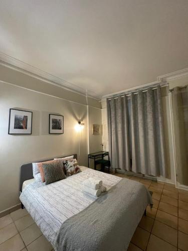 une chambre avec un lit avec un ours en peluche dessus dans l'établissement Gorgeous place, center Paris ,close to Louvre Meusm and Eiffel Tour, à Paris