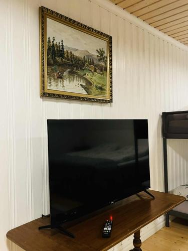 a flat screen tv sitting on top of a table at Gårdshuset i Kråkerum! in JÃ¤mjÃ¶