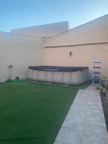 ein Gebäude mit einem Trampolin in einem Hof in der Unterkunft Casa Aurora in Sanchidrián