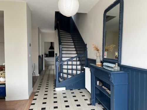 un escalier bleu avec un miroir et une armoire bleue dans l'établissement Villa Primerose parking privé terrasse centre ville, à Le Touquet-Paris-Plage