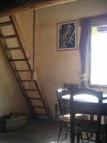 une pièce avec un escalier, une table et des chaises dans l'établissement Muko House, à Montmeyan