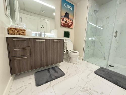 Ένα μπάνιο στο Luxurious 1BR Suite Near Hollywood Walk Of Fame