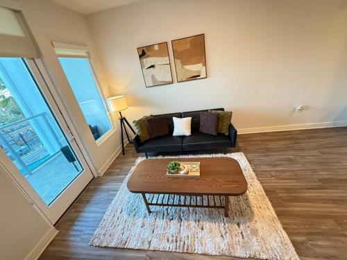 Χώρος καθιστικού στο Luxurious 1BR Suite Near Hollywood Walk Of Fame