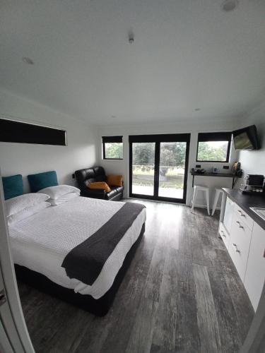 a bedroom with a bed and a desk in it at Ahuriri On The Park in Napier