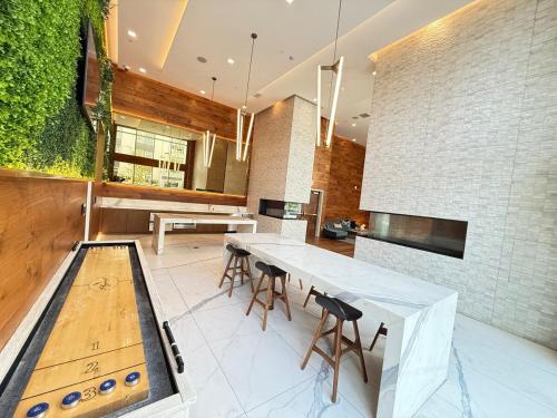 Φωτογραφία από το άλμπουμ του Luxurious 1BR Suite Near Hollywood Walk Of Fame σε Vernon