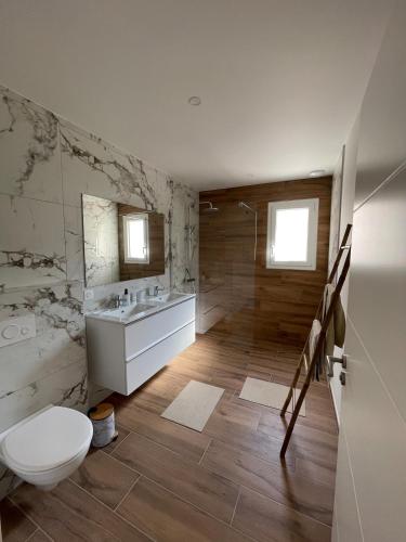 une salle de bain avec toilettes et lavabo dans l'établissement Villa 3 chambres proche plage, à Portiragnes