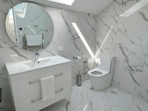 Bilik mandi di Seabreeze Army Bay apartment