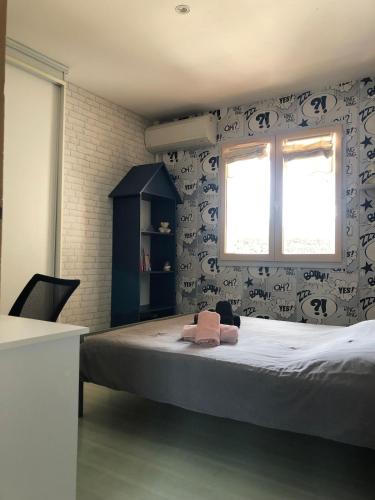 une chambre avec un lit et une fenêtre dans l'établissement Villa lumineuse, logement et jardin et piscine privatifs, TV connectée, à Audenge