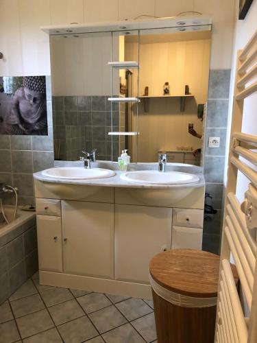 une salle de bain avec deux lavabos et une baignoire dans l'établissement Villa lumineuse, logement et jardin et piscine privatifs, TV connectée, à Audenge