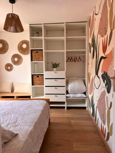 une chambre avec un lit et une commode dans l'établissement Maison de vacances, à Saint-Laurent-de-la-Salanque