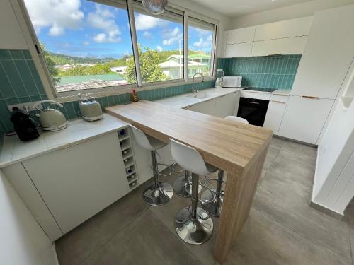 Köök või kööginurk majutusasutuses Direct Beach Access, Modern Stay with Hill View