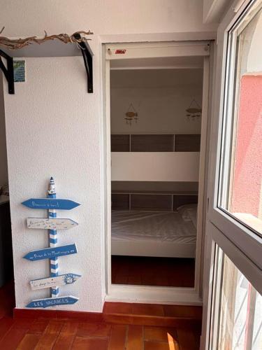 une pièce avec une pièce avec un lit et une pile de vaisselle dans l'établissement Studio cabine à barcares, au Barcarès