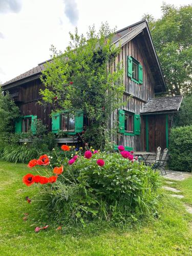 Una casa con un ramo de flores delante de ella. en Süßes Haus mitten in Altaussee, en Puchen