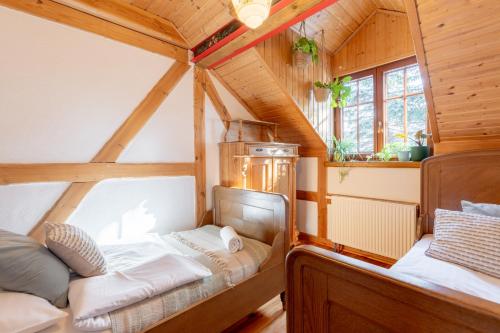 mały pokój z łóżkiem w domu w obiekcie Apartamenty Batur w mieście Karpacz