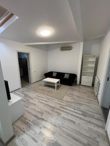 een woonkamer met een bank en een tafel bij AeroStay Otopeni in Otopeni