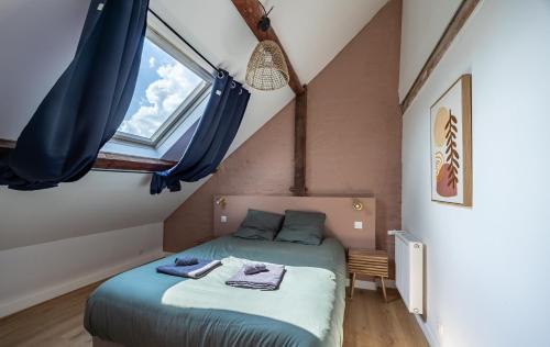 una piccola camera da letto con un letto in mansarda di Maison spacieuse avec terrasse dans le centre ville de Reims a Reims