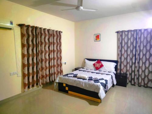 Postel nebo postele na pokoji v ubytování Sterling Brookfield Service Apartment Near Rameswaram Cafe