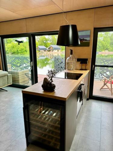 Η κουζίνα ή μικρή κουζίνα στο Houseboat with touch of luxury