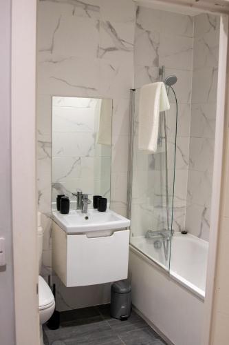 Koupelna v ubytování Luxury 1BR Flat Near Heathrow