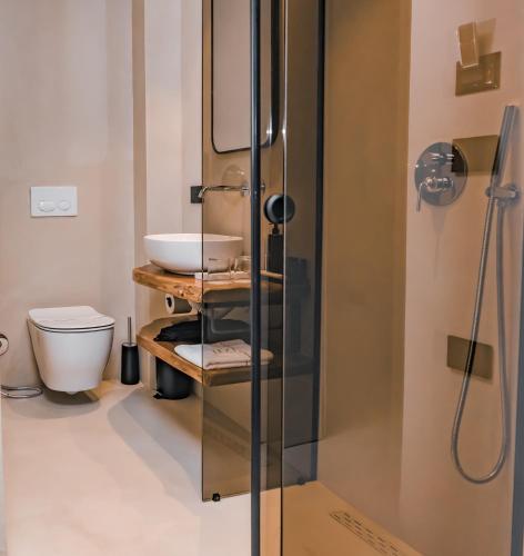 ein Badezimmer mit Glasdusche und Waschbecken in der Unterkunft Hotel Dardan in Bajram Curr