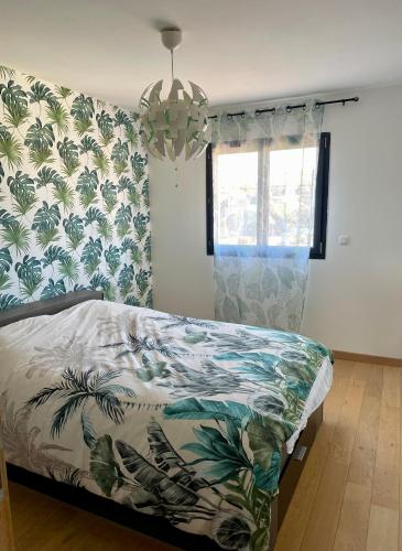 une chambre avec un lit avec un papier peint tropical dans l'établissement Villa Eden, à Saint-Drézéry