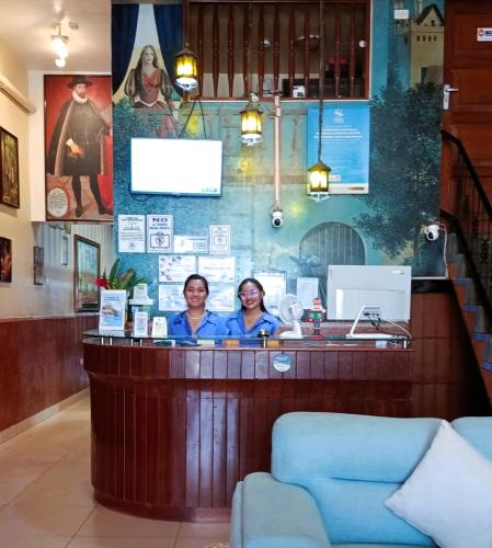 Deux femmes au comptoir d'une pharmacie dans l'établissement El Virrey Hospedaje, à Pucallpa