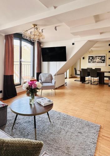 Una televisión o centro de entretenimiento en Das Stader Penthouse mit Dachterrassen