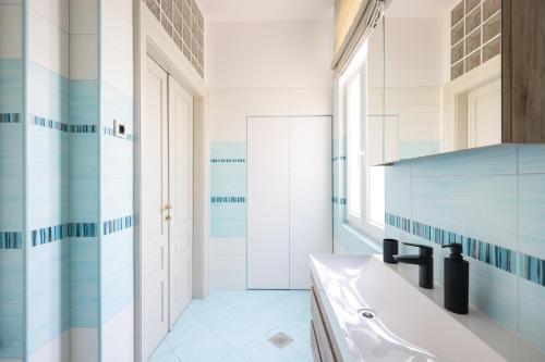 ein Badezimmer mit Badewanne und Waschbecken in der Unterkunft Beachfront Central Apartments Zadar in Zadar