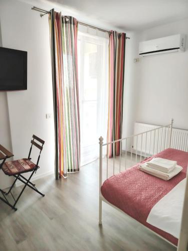 Postel nebo postele na pokoji v ubytování Garsoniera Olivia - Amarilia Apartments