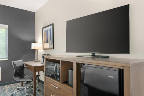 a room with a large flat screen tv on a desk at Best Western Plus Washington Hotel in Washington