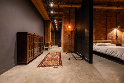En eller flere senge i et værelse på Stylish Industrial Loft - Historic Gastown