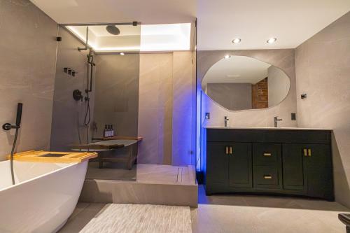 Et badeværelse på Stylish Industrial Loft - Historic Gastown