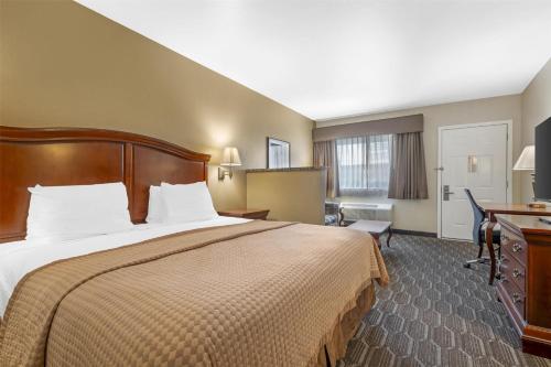 Best Western Inn of Chandlerにあるベッド
