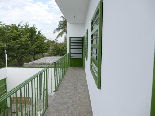 einen Flur eines Hauses mit grüner Tür in der Unterkunft Majahuas Estudios in San-Blas-Inseln