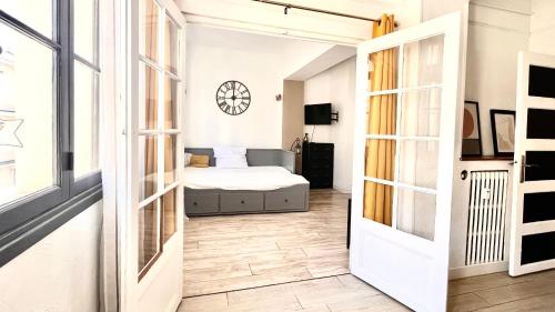 Cette chambre comprend un lit et une fenêtre. dans l'établissement Toulon T2 4 couchages, à Toulon