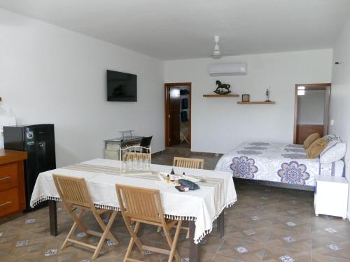ein Schlafzimmer mit einem Bett und einem Tisch und Stühlen in der Unterkunft Majahuas Estudios in San-Blas-Inseln