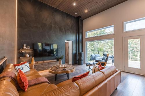 Χώρος καθιστικού στο Mountain Retreat with Sauna, Hot Tub & Scenic Escape