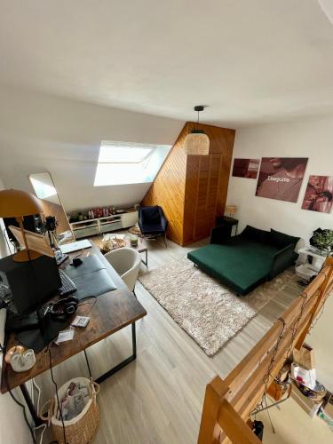 - un salon avec un lit et un bureau dans l'établissement Appartement T3 centre ville 5mn du tramway, au Mans