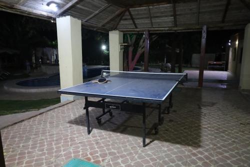 Stolní tenis v ubytování منتجع الندي nebo okolí