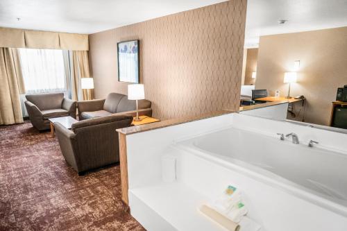 Posezení v ubytování Crystal Inn Hotel & Suites - West Valley City